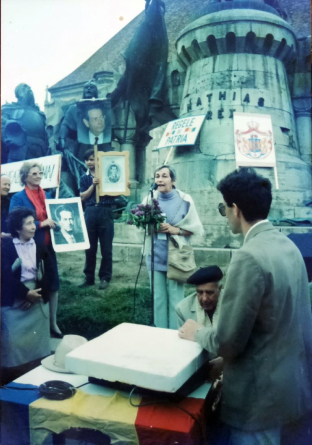 Doina Cornea la o acțiune monarhistă în Piața Libertății, Cluj-Napoca