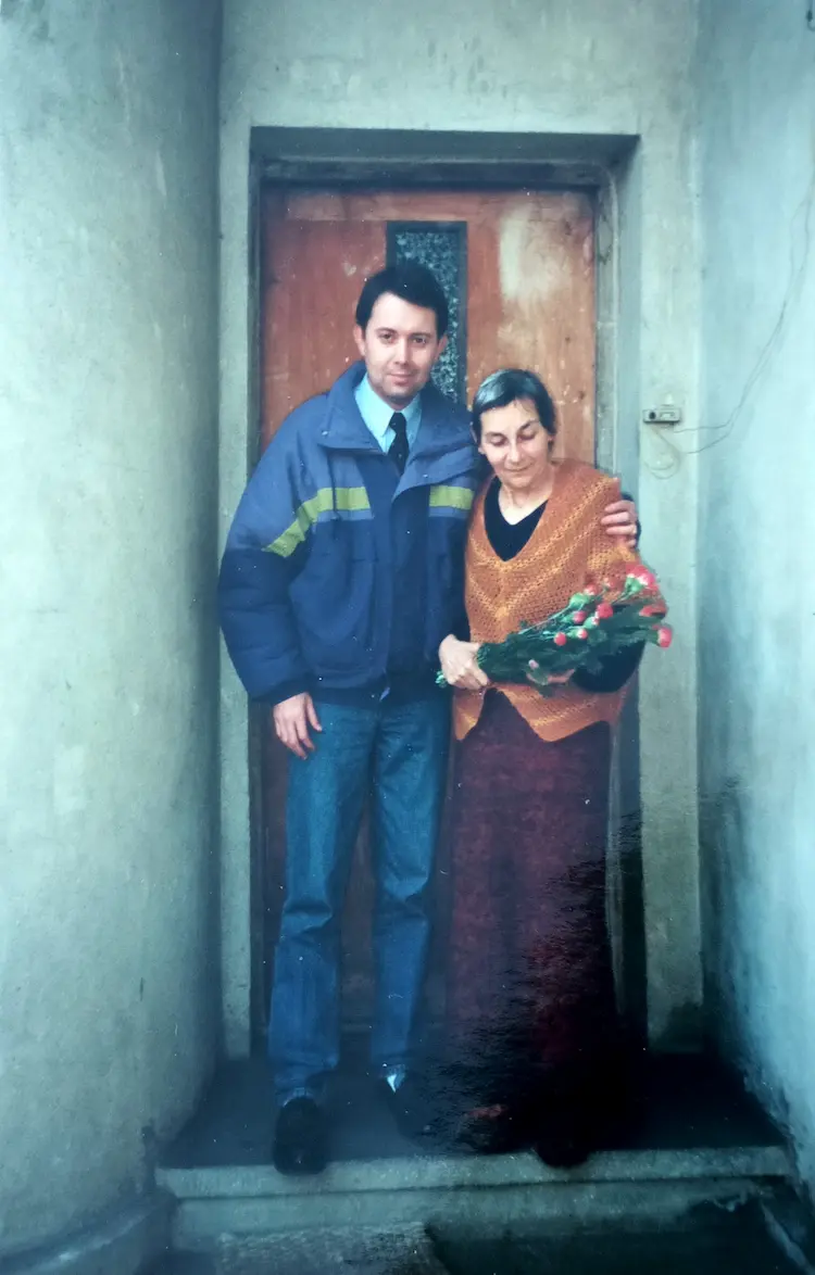 Doina Cornea acasă, primind flori în 1990
